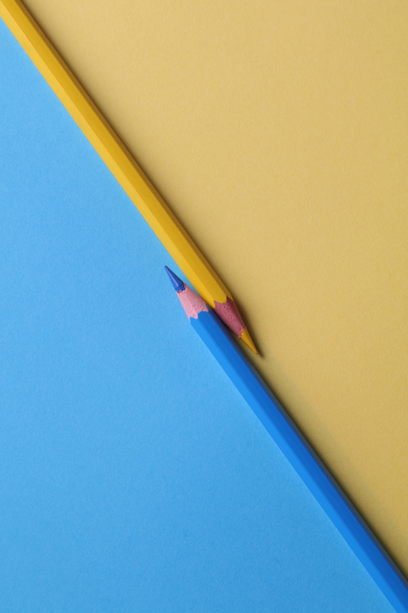 yellow-and-and-blue-colored-pencils-1762851